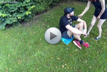 2BrokeTravelers: Wie er vollgepisst an meinen geilen Stinkefüßen riechen musste...