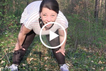 Kasia-Privat: Doggy abgepisst im Wald