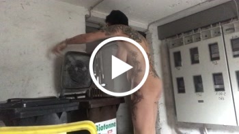 Ts-amal: Ts-amal pisst in Nachbarn Mülltone im Keller