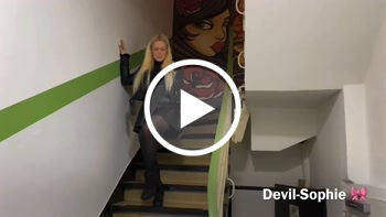 devil-sophie: Mega versaut mit voller Blase ins Piercingstudio wie das wohl endet
